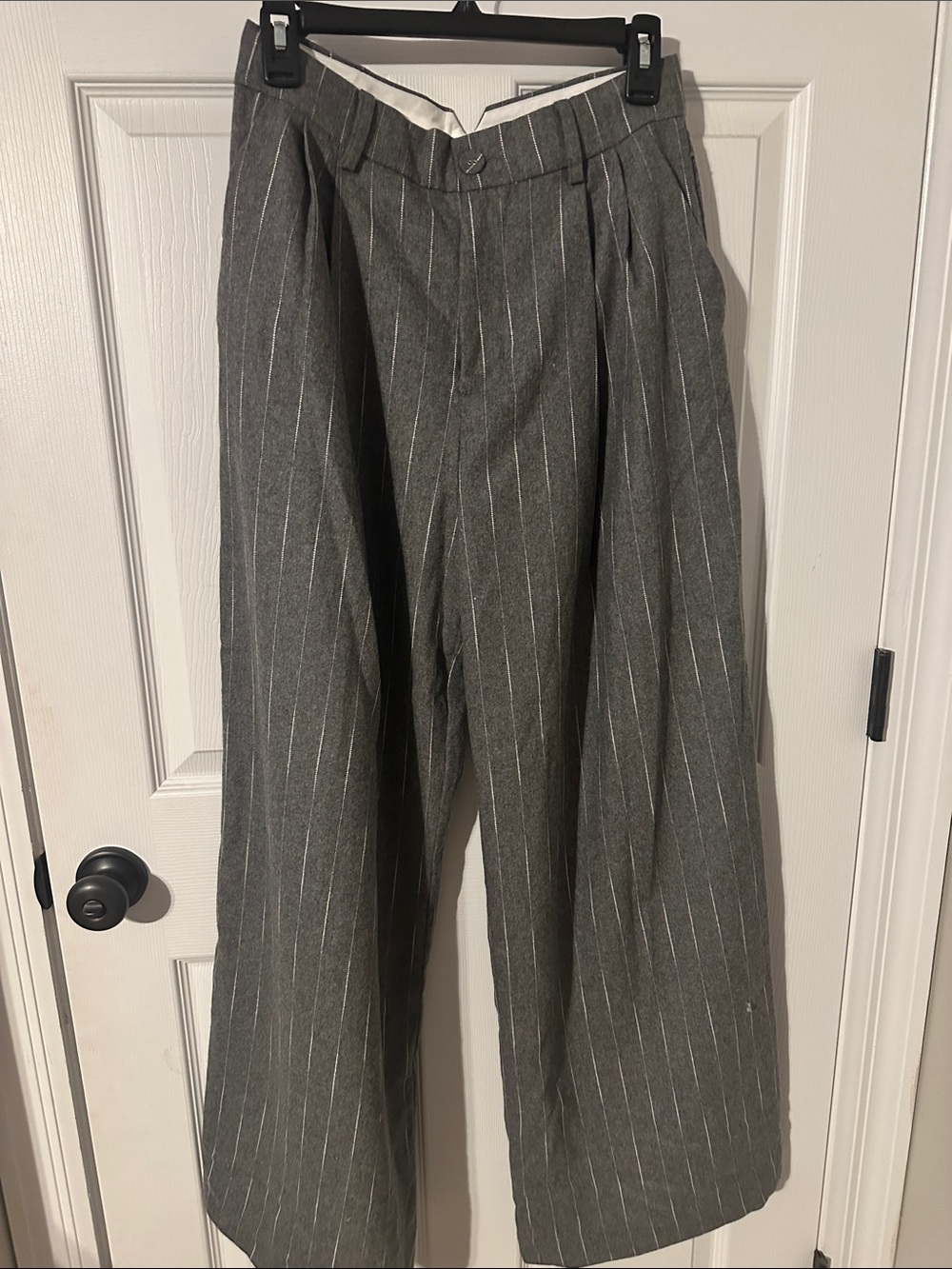 Le Alx Women’s Gray Pinstripe Wide-Leg Pants